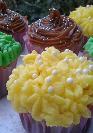 Una foto de Muffins de vainilla decorados / Cupcakes