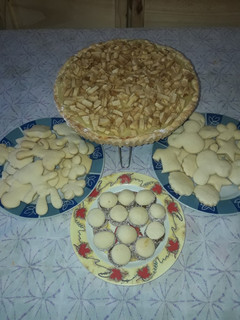 Una foto de Tarta de manzana con crema pastelera y galletitas