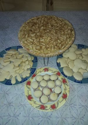 Una foto de Tarta de manzana con crema pastelera y galletitas