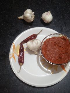 લસણ મરચા ની ચટણી (Lasan Marcha Chutney Recipe In Gujarati) રેસીપી મુખ્ય ફોટો