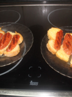 Una foto de Chorizos con tostadas