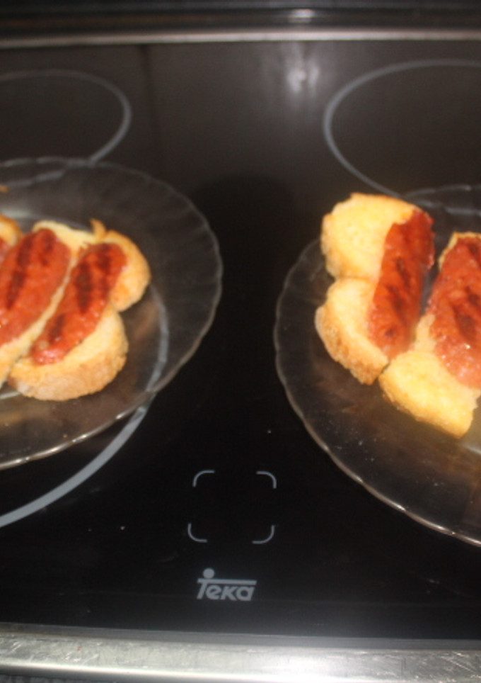 Una foto de Chorizos con tostadas