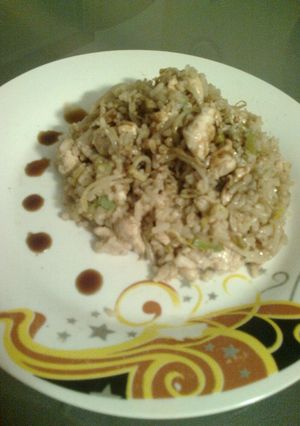 Una foto de Arroz frito con pollo estilo oriental