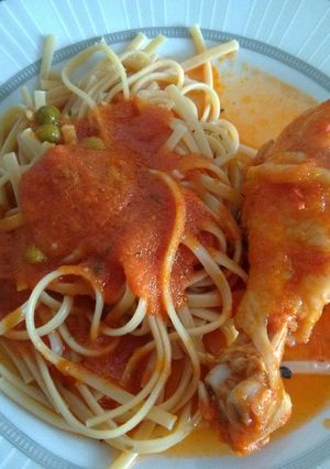 Una foto de Estofado (Pollo) Rojo con Tallarín