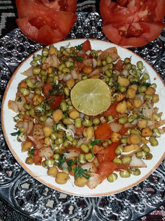 ફણગાવેલા મગ ચણા ચાટ રેસીપી મુખ્ય ફોટો