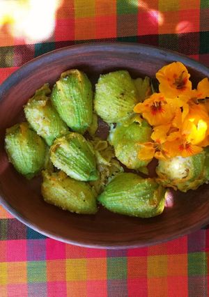 Una foto de Flores de Zapallo rellenas