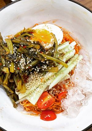 Hình của món Bún lạnh trộn kim chi cải non Hàn Quốc.