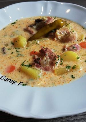 O poză a rețetei Ciorbică de cartofi cu ciolan afumat, smântână și tarhon.