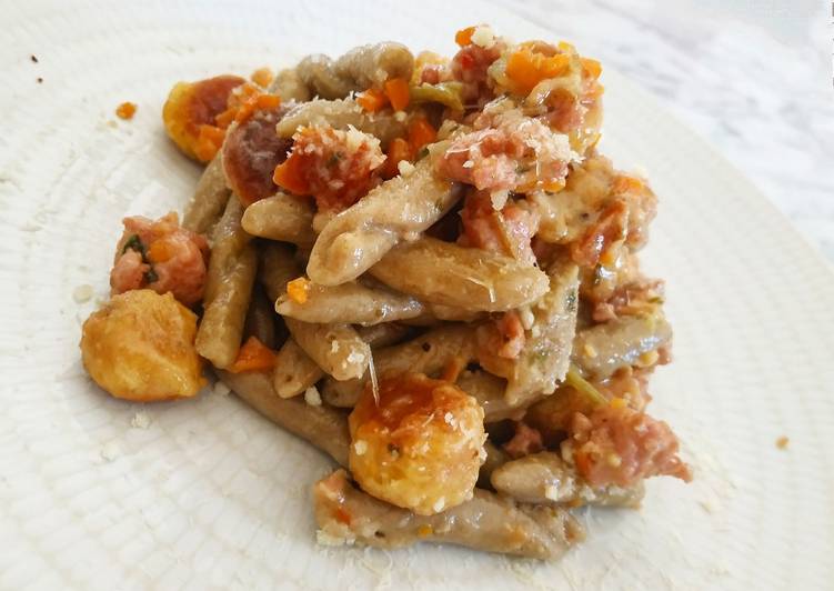 Strozzapreti al ragù bianco di salsiccia e polpettine di zucca
