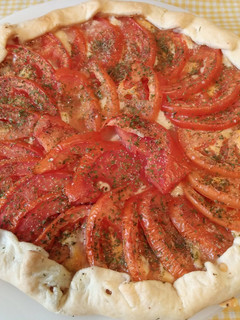 Foto principal de Tarta de cebolla con queso y tomate