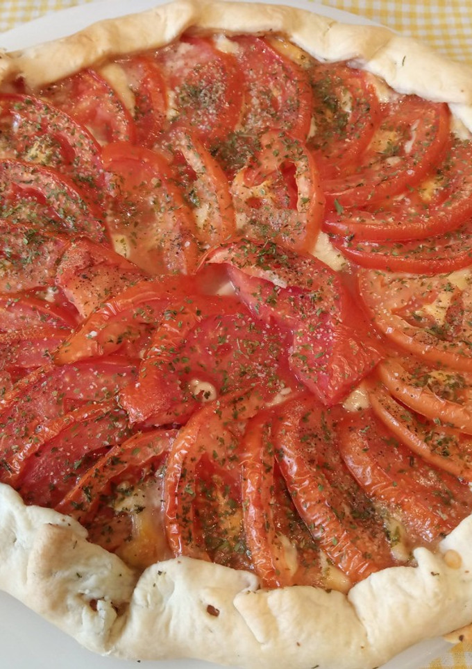 Una foto de Tarta de cebolla con queso y tomate