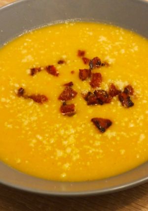 Une photo de Velouté de chou fleur au curry, chorizo grillé et parmesan râpé