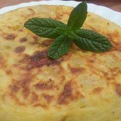 Una foto de Tortilla de patatas con cebolla y queso