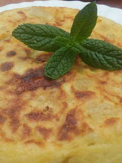 Una foto de Tortilla de patatas con cebolla y queso