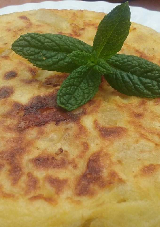 Una foto de Tortilla de patatas con cebolla y queso