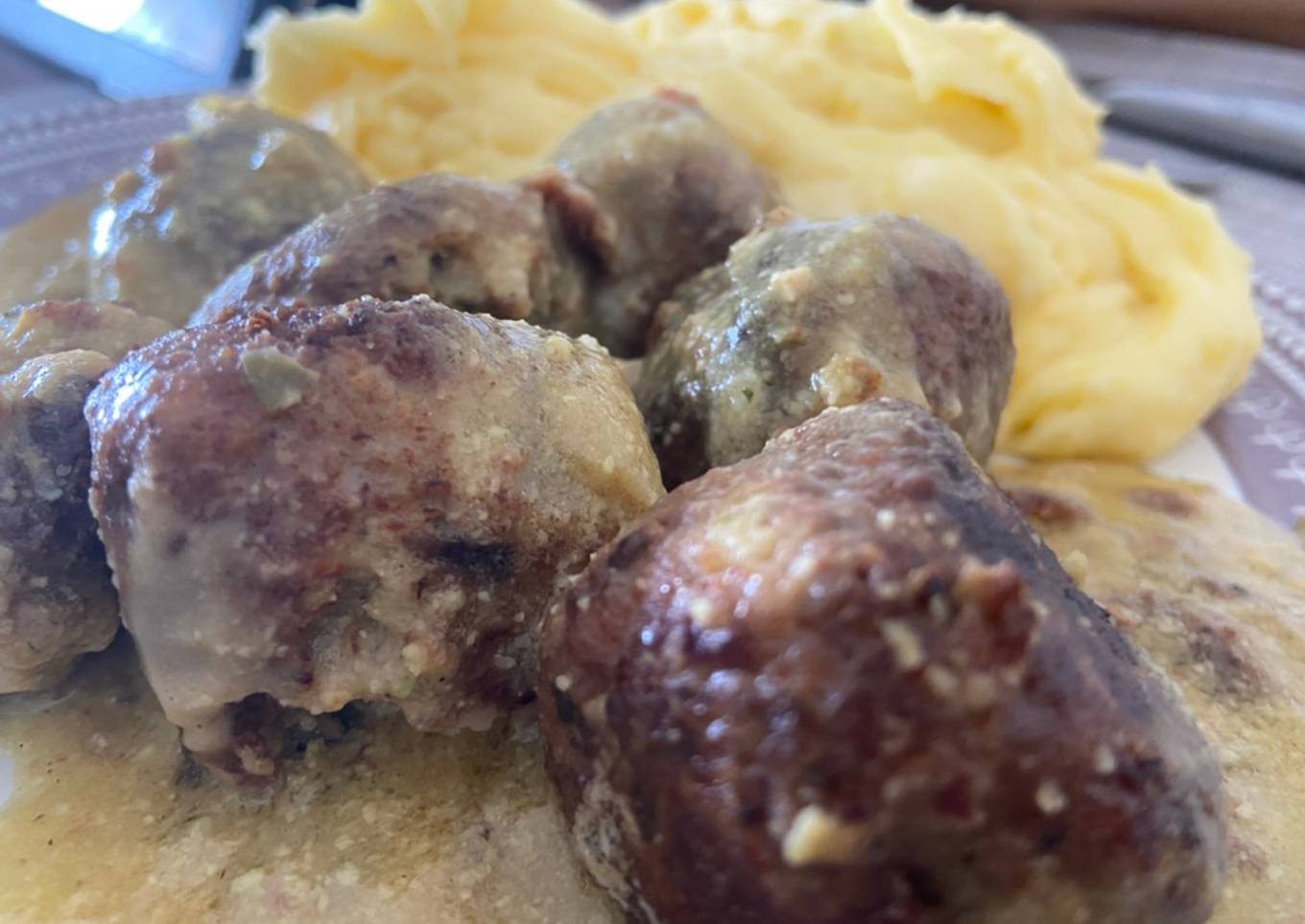 Albóndigas de tofu, calabacín y tomate seco con salsa de almendras