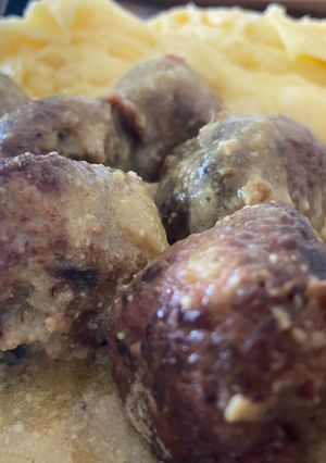 Una foto de Albóndigas de tofu, calabacín y tomate seco con salsa de almendras