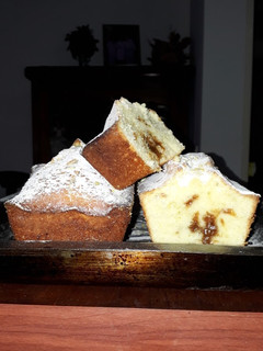 Una foto de Budín de limón relleno húmedo, esponjoso y crocante