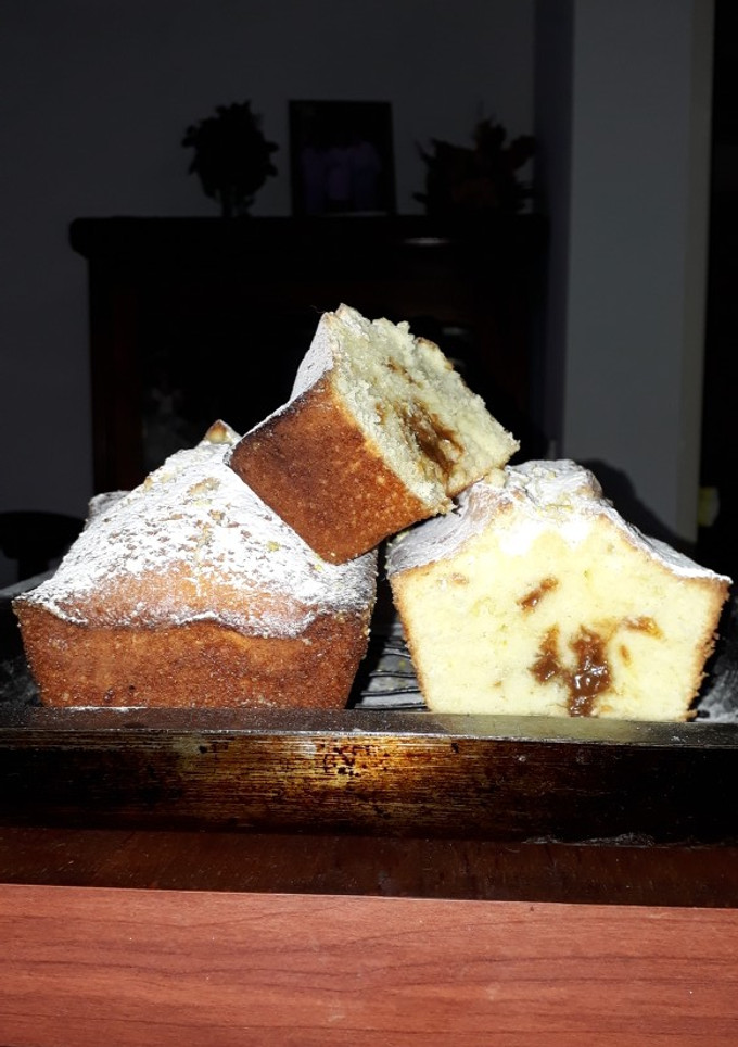Una foto de Budín de limón relleno húmedo, esponjoso y crocante
