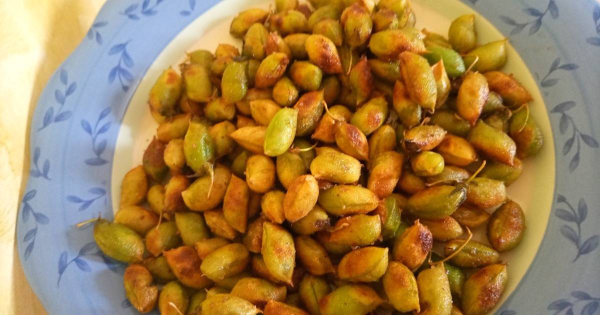 Qeema holay (Mince with green chickpeas) Recipe by Sara Anwar