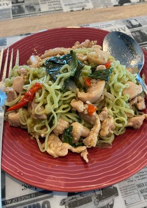 รูปของ ผัดกะเพราไก่แยกใส่เส้นผักแทนข้าว (สูตรใช้น้ำผัด)