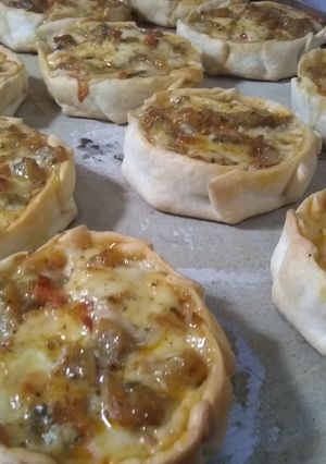Una foto de Canastitas de berenjena queso azul y cebolla 🍆🧅🧀