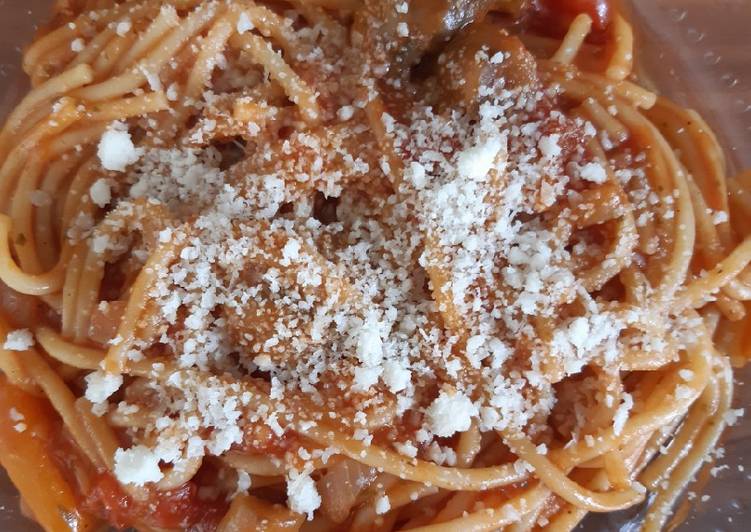 Spaghetti mit Gemüse in einem Topf in Tomatensoße