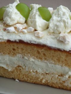 Una foto de Pastel de vainilla con relleno de albaricoque (damascos) y crema de mascarpone