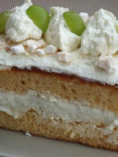 Una foto de Pastel de vainilla con relleno de albaricoque (damascos) y crema de mascarpone