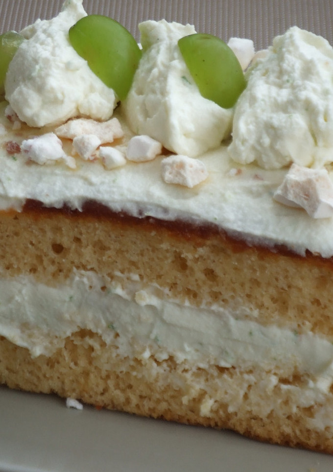 Una foto de Pastel de vainilla con relleno de albaricoque (damascos) y crema de mascarpone