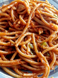 Una foto de Espaguetis integral con atún y tomate