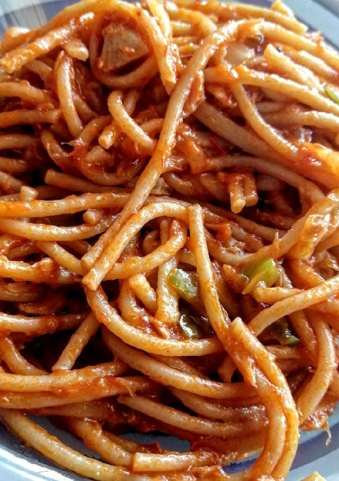 Una foto de Espaguetis integral con atún y tomate
