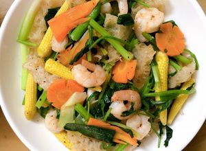 Hình của món Tôm xào cần tỏi tây.