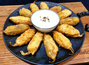 Foto de Chiles (Pimentas) Jalapeños Recheados com Cream Cheese e Linguiça Defumada, Empanados e Fritos