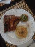 Costillas de cerdo en salsa a base de cola y pola, con tomates rellenos de guacamole