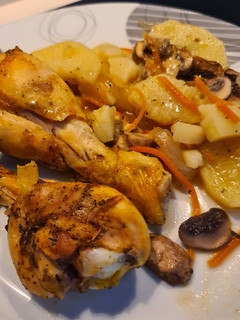 Una foto de Jamoncitos de pollo con patatas y champiñones