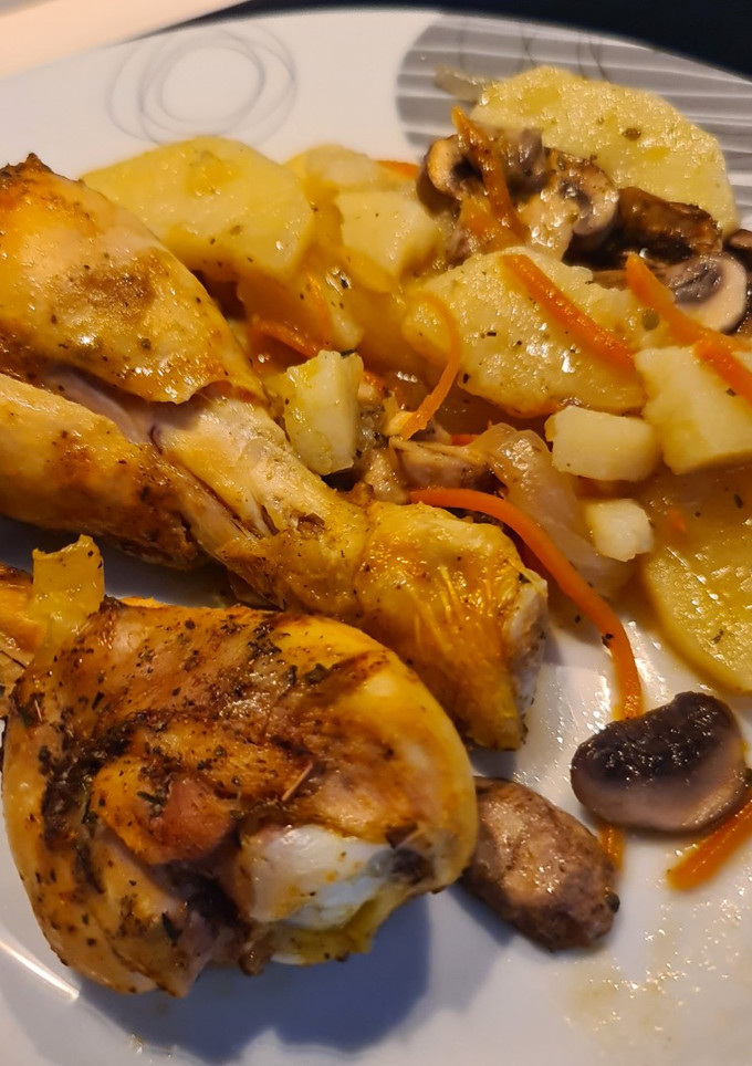 Una foto de Jamoncitos de pollo con patatas y champiñones