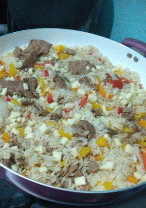 Una foto de Arroz con carne de res, pimiento y queso