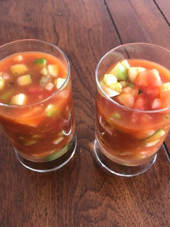 Una foto de CÓCTEL DE CAMARONES CON PEPINO 🍤