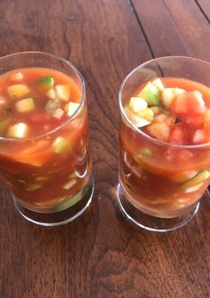 Una foto de CÓCTEL DE CAMARONES CON PEPINO 🍤