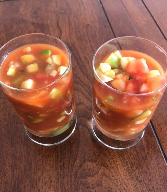 Una foto de CÓCTEL DE CAMARONES CON PEPINO 🍤