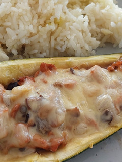 Una foto de Zapallito Italiano relleno con Pollo al chipotle y champiñón