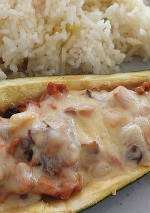 Una foto de Zapallito Italiano relleno con Pollo al chipotle y champiñón