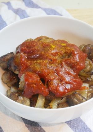 รูปของ Currywurst - ไส้กรอกราดซอสมะเขือเทศผงกะหรี่ สไตล์เยอรมัน
