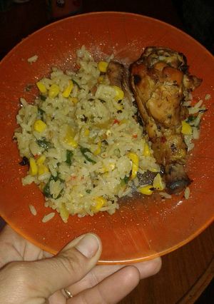 Una foto de Arroz con vejetales y pollo dorado