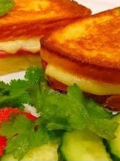 Фото Горячие гренки, бутерброды с сыром и колбасой.