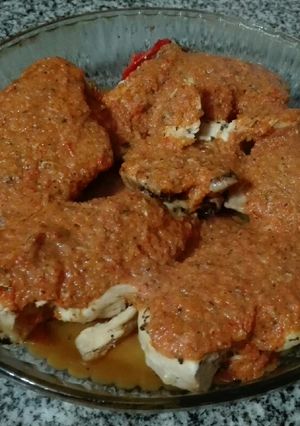 Una foto de Pollo con salsa de morrón y zanahorias