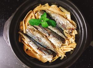 Hình của món Cá nục kho măng.