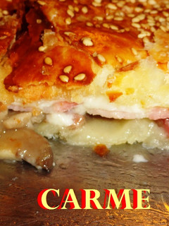 Una foto de Empanada de hojaldre con panceta y queso