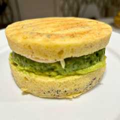 Una foto de Hamburguesa de pavo 🦃 y espinacas 🥬 en pan de almendras 🥯